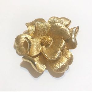Vintage Gold Tone Flower Brooch